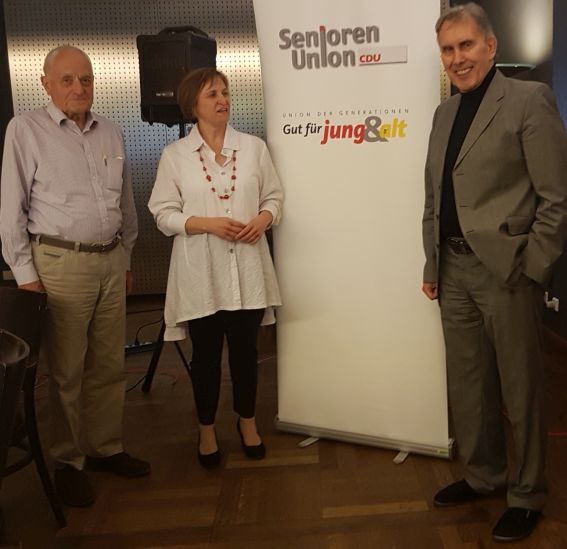Frau Dr. Maria Martin, Direktorin des Instituts fr Infektionsprvention und Klinkhygiene, mit Dr. Gnter Zecher (re) und Hans-W. Damke (li)